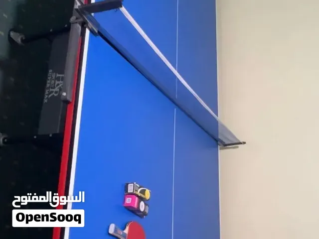 طاولة تنس بحالة الوكالة حرفيا بحجم اولومبي كبير معها مضربين بحالة الوكالة  ومعها 14طابة للبيع