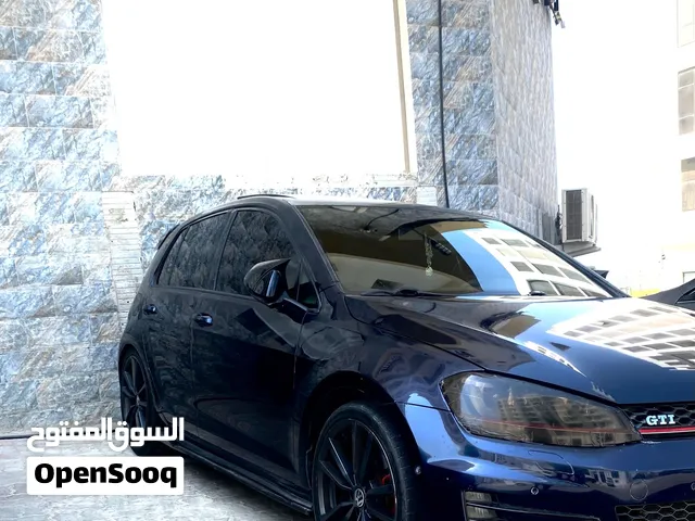 فولكسفاغن جولف GTI موديل 2017 بألوان أزرق مع مواصفات خليجية وميزات متقدمة