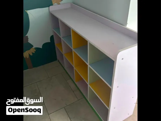 طاولات مناسبه حق جميع المستلزمات في غايه النظافه كانت تستعمل في حضانه اطفال ومرتبه