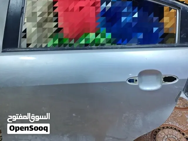 باب سيارة 2013 kia rio لون فضي خلف السائق.