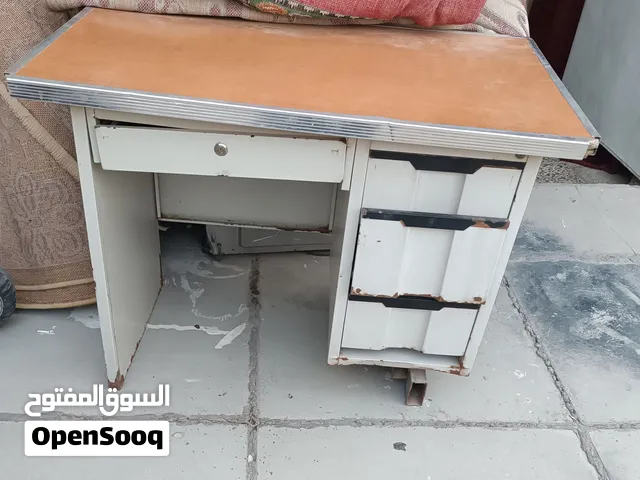 ميز مكتبي حديد نظيف
