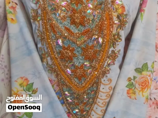 فستان مريح مصنوع من الخرز المصنوع يدوياً.