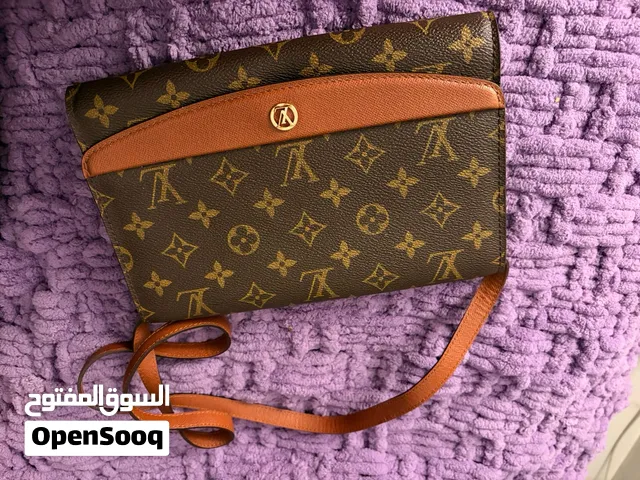 Louis Vuitton vintage flat clutch bag with shoulder straps. Can be used for all occasions