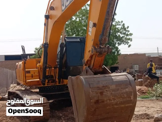 حفار ماركة JCB جي سي بي موديل 2015 بحالة شبه الجديد للبيع السريع