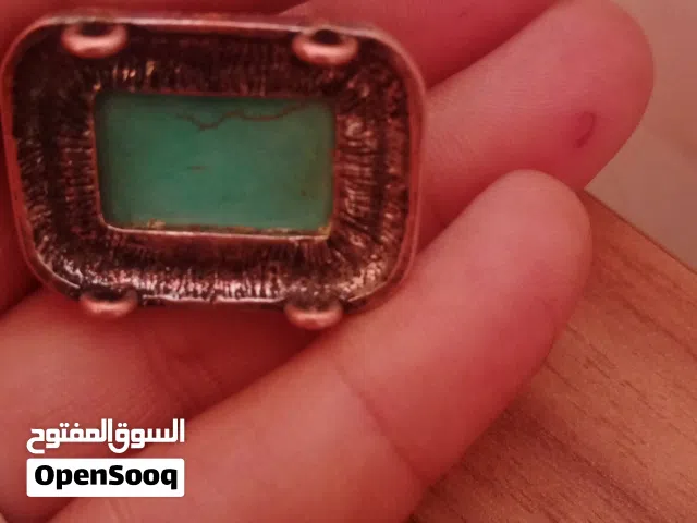 قلاده قديمه جدا من حجر الفيروز وإطار نحاسي