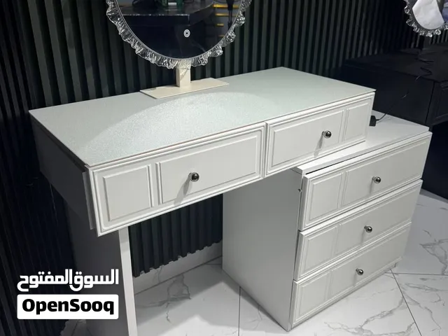 توليت خشبي مع مرآة كريستال مضيئه