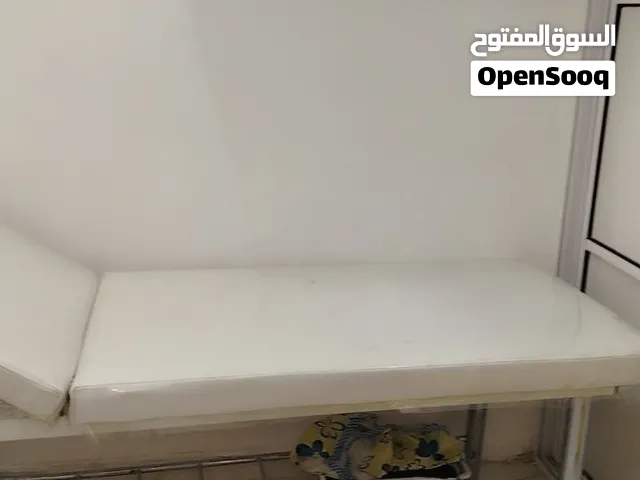 معدات صالون مستعمله للبيع كامل كراسي عدد 3 واسره  عدد 2 جامات عدد 3