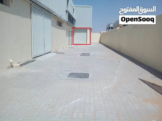 مستودع للإيجار بمنطقة الصجعة (الحنو الصناعية) في إمارة الشارقة. مستودع مساحة 3,700 قدم مربع به ميزان