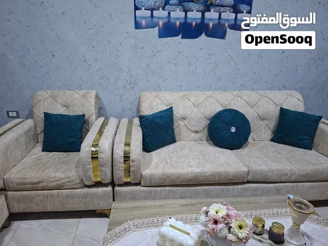 طقم كنب 7مقاعد استعمال خفيف جدا من دون ملاحظة مع مقاعد قابله للإزالة والتنضيف بسهوله السعر 300