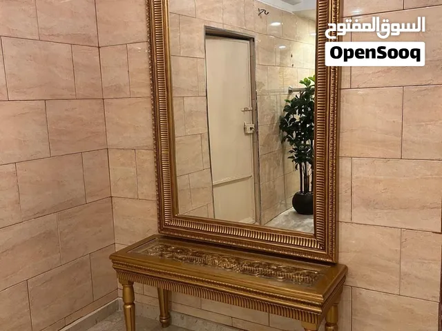 مدخل عبارة عن مراية ورف
