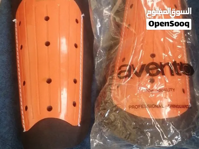 واقيات الساق (Shin Guards) من شركة Avento، وتُستخدم غالبًا في كرة القدم لحماية عظم
