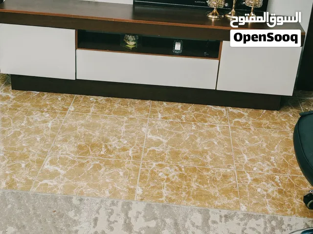 طاوله تلفزيون خشب  ب 3 خزاين