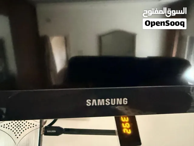 للبيع شاشة سامسونج (Samsung) 32 LED  مستعملة استعمال خفيف جدا بحالة الوكالة (مع خيار حامل حائط)