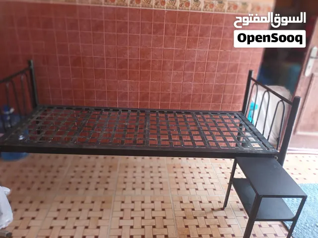 سرير طفل للبيع مع طاولته الجانبيه