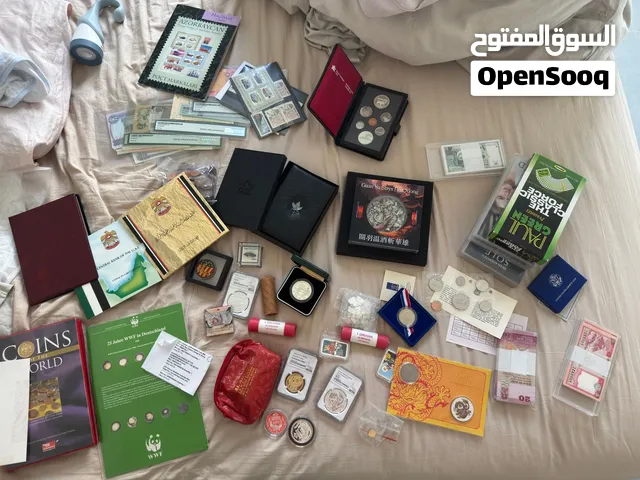 مقتنيات منوعة، عملات ذهبية وقضية تاريخية، طوابع وعملات ورقية مختلفة، وشرائط فيديو قديمة