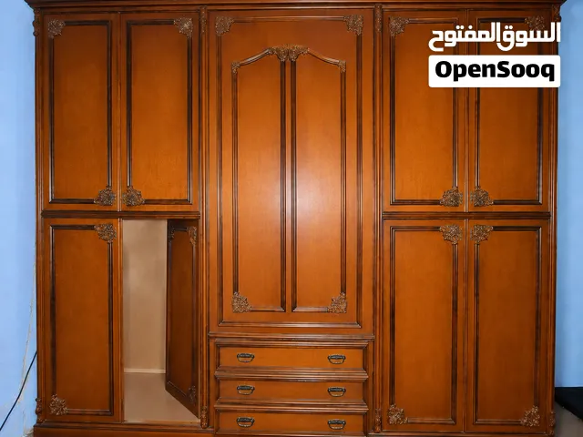 دولاب إيطالي حوايج كبير ومراية وكمدينو إيطاليات لوح زان ممتاز ونظيف جداً