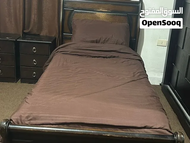 تخت حديد و تحت خشب و 2 كويدينا  التخت الخشب بحالة جيدة جداااا مستعمل بحاجة دهان ببعض الاماكن فيه