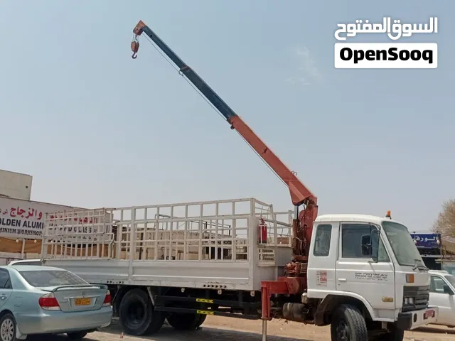 للبيع شاحنة 7 طن موديل 97 NISSAN UD فيه مكيف مع رافعة