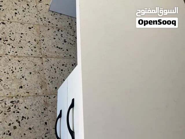 كرسي وطاوله