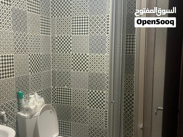 شقه سكسكيه يوجد فيها 2 نوم وصالون وسفره وحمام وبنوده مطله على مطبخ أناره جبصين