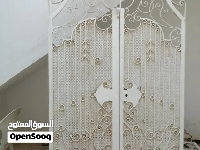 باب حديد للبيع معاه زوز عرص متاعو حديد كذلك.