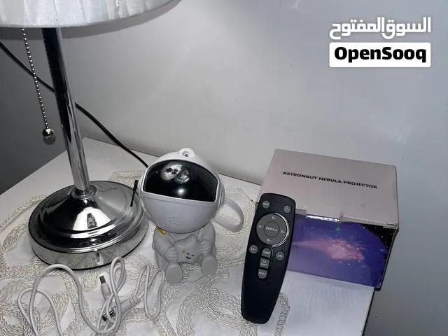 رجل فضاء يولع في ضئ ألوان