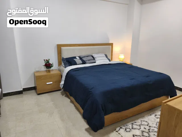 للعوائل فقط شقق مفروشة (غرفة وصالة وحمام ومطبخ)مفروشة فرش فندقي فاخر خمس دقائق من مسجد السلطان قابوس