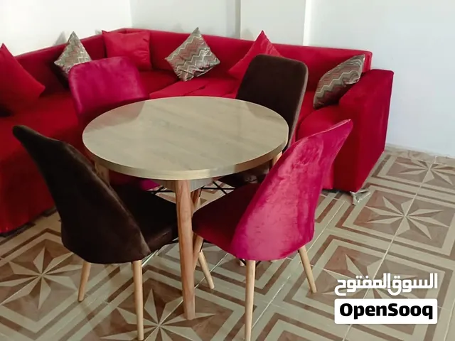 طاولة عصرية دائرية مع 4 كراسي مريحين بتصميم أنيق  القياسات (Dimension): 90 × 90 سم