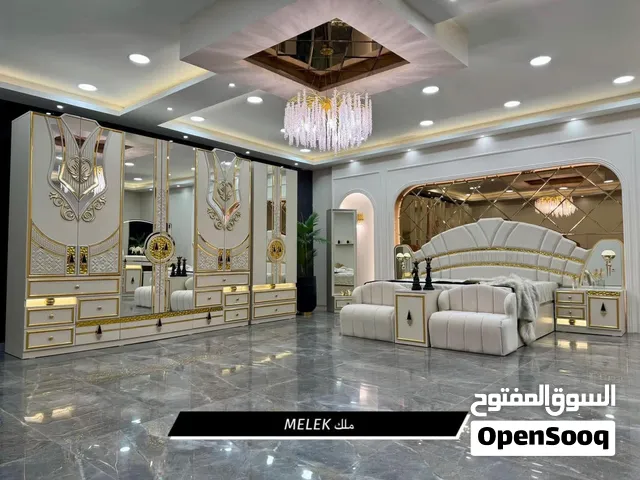 مودرن يركز على الفخامة، الأناقة، والراحة، مع خطوط انسيابية وتفاصيل راقية