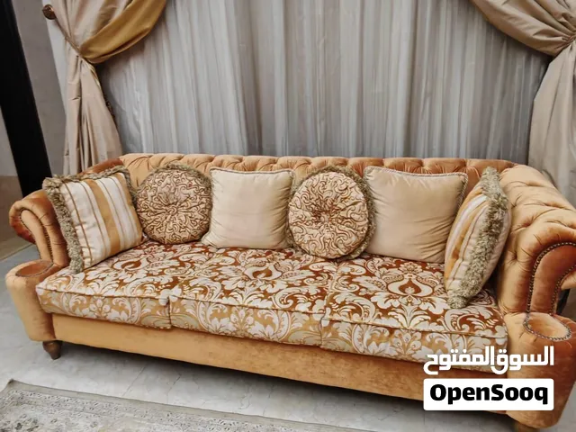 طقم جلوس مميز مع طاولاته بحالة ممتازة