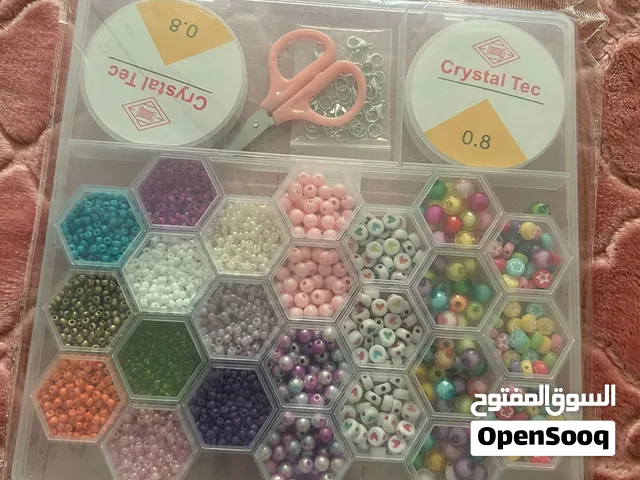 مجموعة صنع أساور وإكسسوارات متكاملة (Bead Bracelet Making Kit) مخصصة للأعمال الحرفية واليدوية