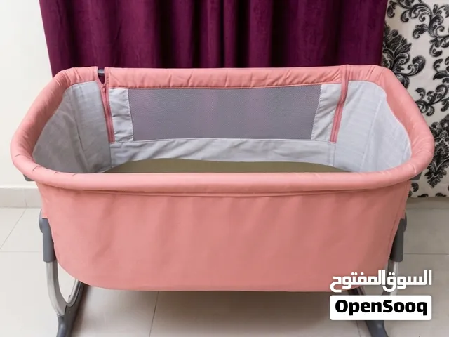 مهد أطفال/سرير جانبي (Co-sleeper) قابل للتعديل - لون وردي فاتح - حالة ممتازة