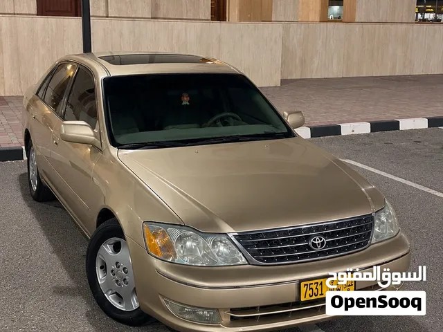 تويوتا افالون 2003 ذات مواصفات يابانية، لون ذهبي، 4 مقاعد، مرخصة