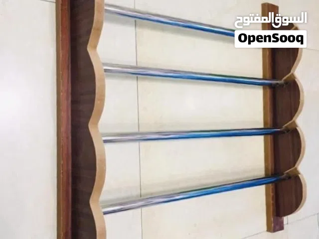 علاق سفرات علاق ممتاز و قوي مصنوع من خشب و حديد وزنه ثقيل و بأمانة يكد معك سنوات أنا أستخدمه بنفسي
