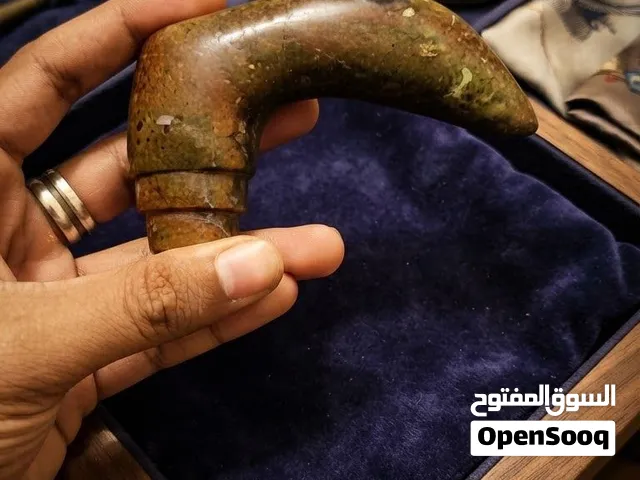 رأس عصى من العقيق اليمني الأصلي   قطعة مميزة تجمع بين فخامة العقيق اليمني وجمال التفاصيل،