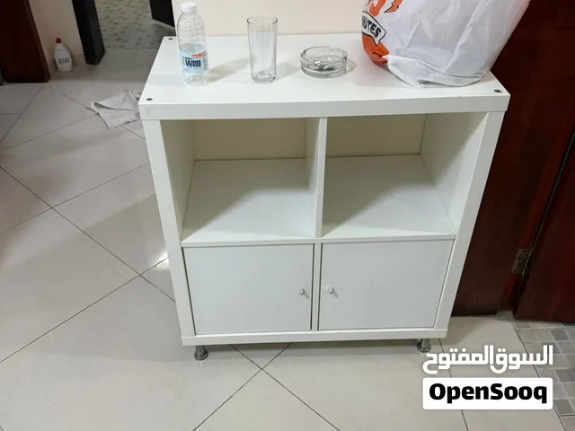 طاوله جانبيه بيضاء ايكيا مع خزائن