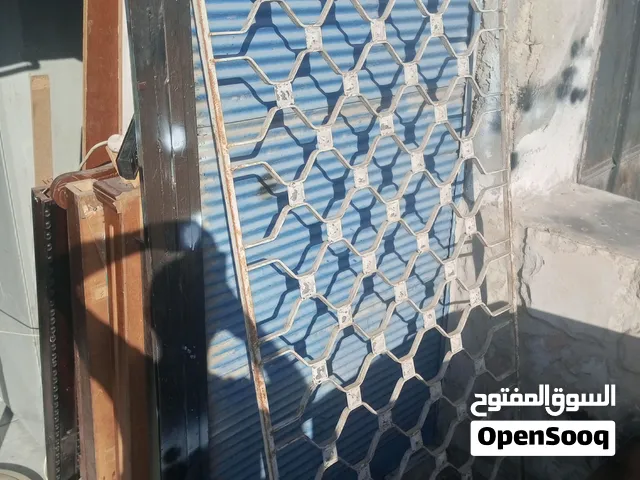 حماية شباك مترين بمتر بحالة ممتازة موجودة في الزرقاء الجديدة للبيع
