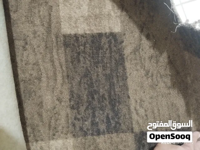 موكيت غرفة معيشة بني وموكيت سكني ممرات بحالة ممتازة للبيع