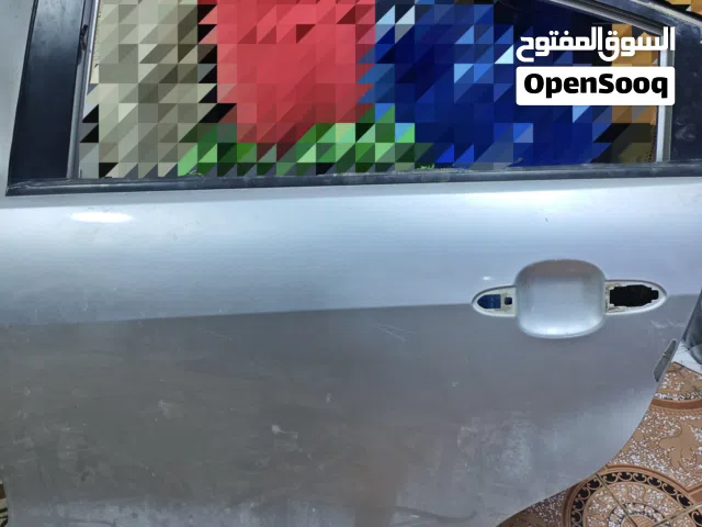 باب سيارة kia rio 2013 لون فضي خلف السائق