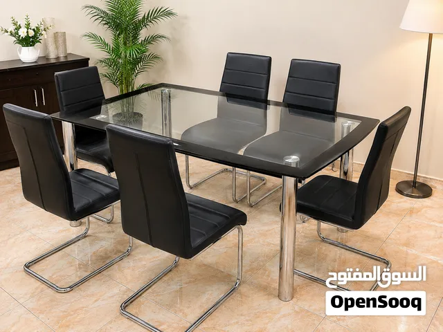طاولة زجاجية مستطيلة بتصميم عصري 6 كراسي جلد أسود بتصميم أنيق ومريح أرجل الطاولة والكراسي من الكروم