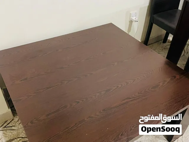 طاولة سفره مع كراسي وطاولة تلفزيون وطاولة وسط مع جانبيات