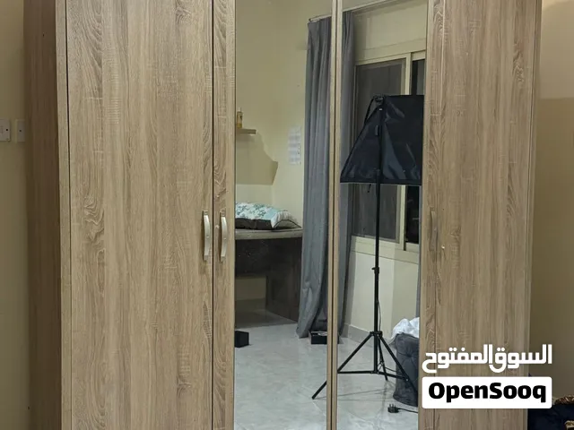 خزانه ملابس مع تسريحه خشبيه