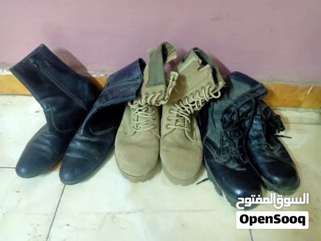 بيادة رملي وبيادة سوداء وبوت أسود اللون للبيع كلهم مقاس 45