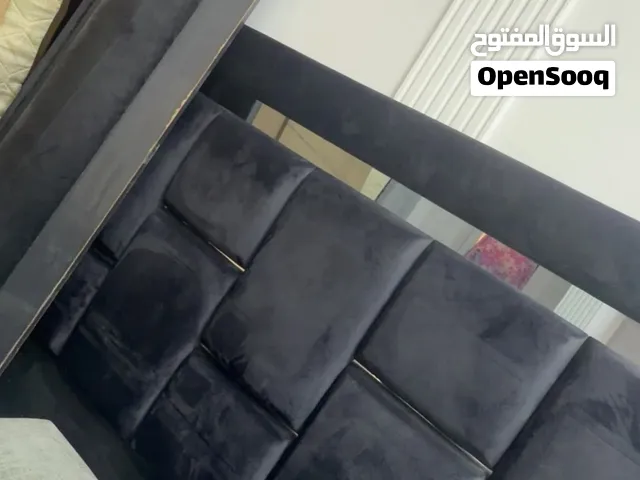 سرير مع طاولات جانبية مع مراية