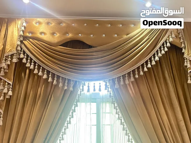 ستائر بحالة ممتازة