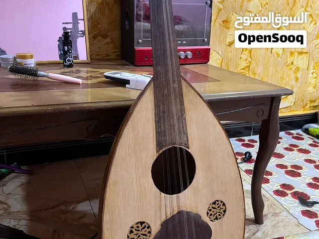 عود عراقي اصلي /المفاتيح خشب الابنوس الصلب /الوجه سيدار /الظهر جوز الهند والأوتار اصليه ومامصلح