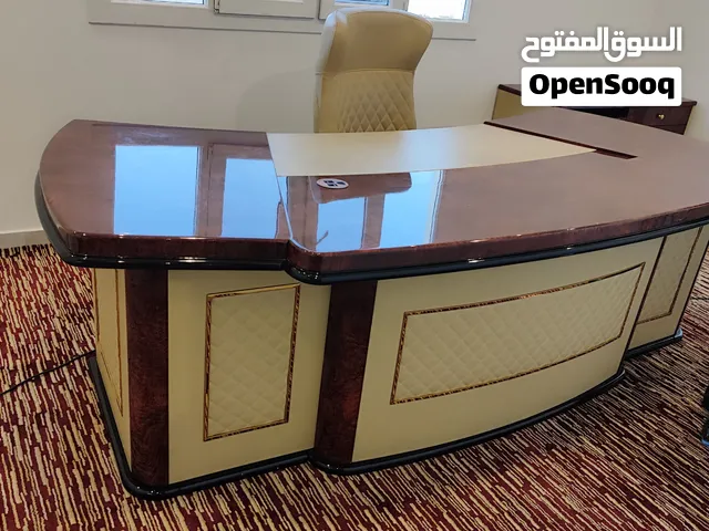 مكتب كبير مع كرسي