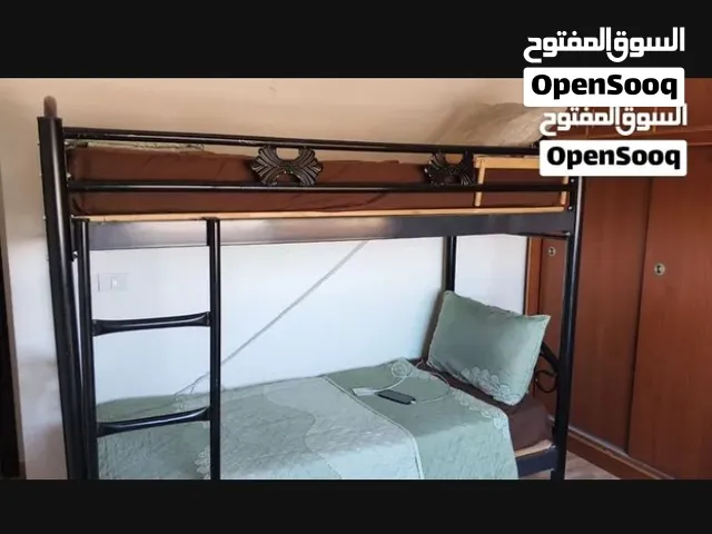 للبيع سرير حديد طابقين (دبل) بلون أسود أنيق، بحالة ممتازة وقوي جداً.