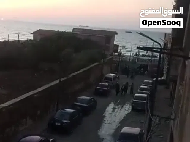 شقة لؤطة للبيع شايفة البحر فيو رائع عالمفتاح  ثاني دور فى ش النقابة بعد الكنيسة عالاسفلت