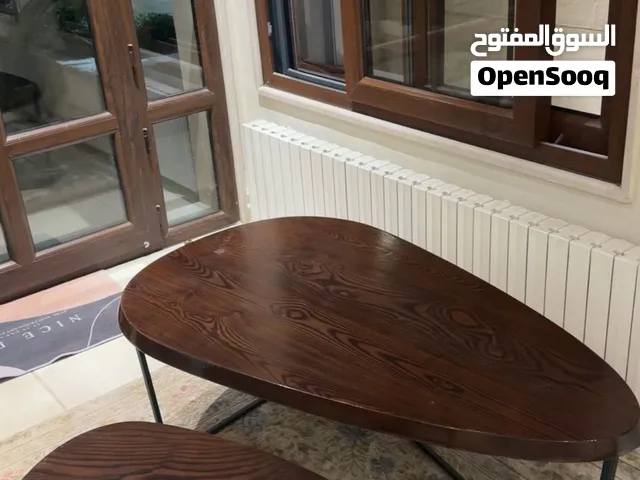 طقم طاولة خشب و طاولة جانبية من la chaise
